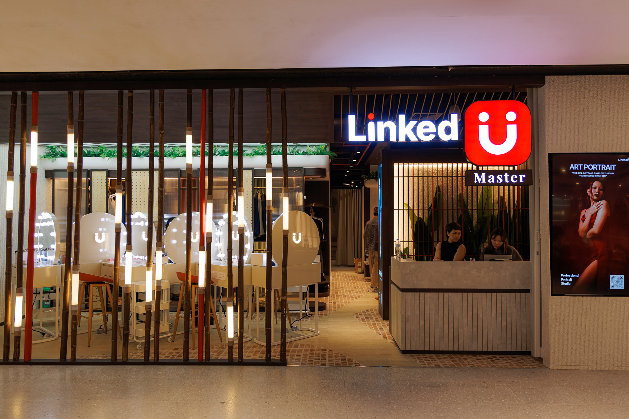 Linked U Studio tomonidan Central Worldda, Bangkokda Portraits Studio