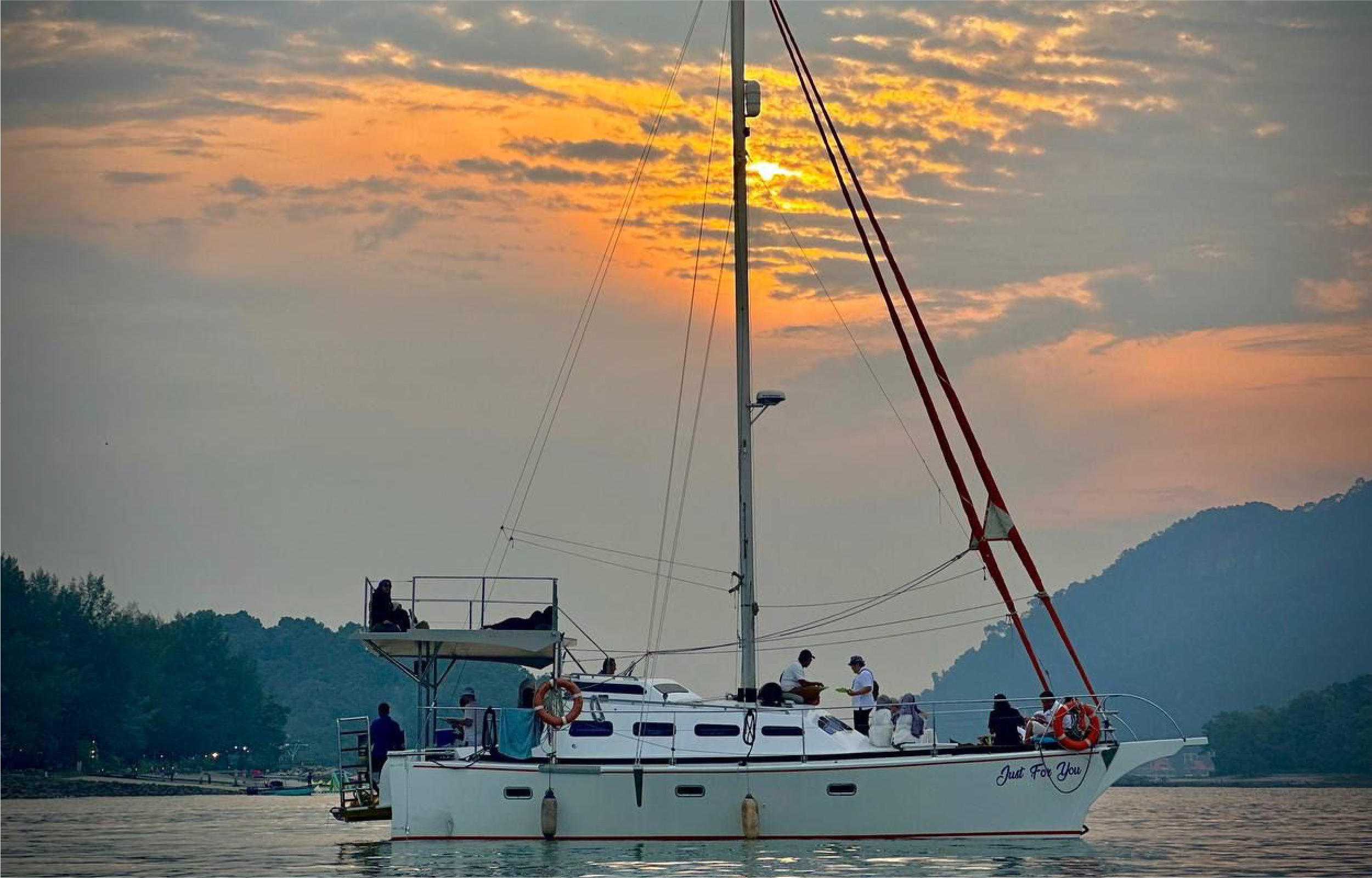 Standard Sunset Cruise with Dinner by Kapal Layar in Langkawi