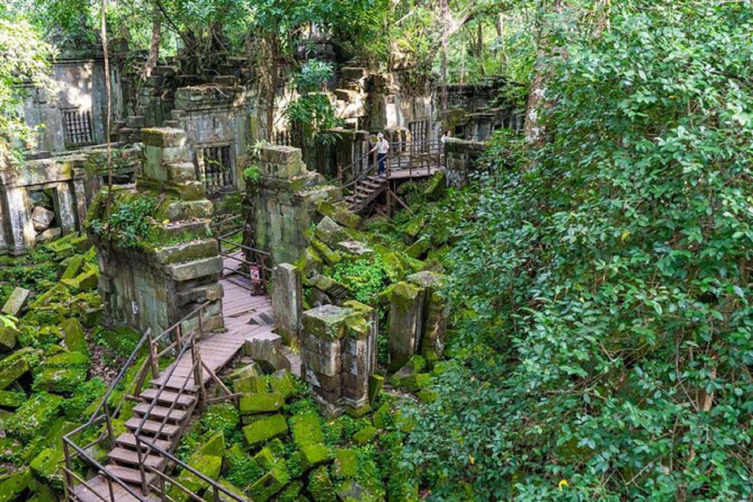 崩密列（Beng Mealea Temple）、女王宮（Banteay Srei Temple）和班提薩莫寺（Banreay Samre Temple）