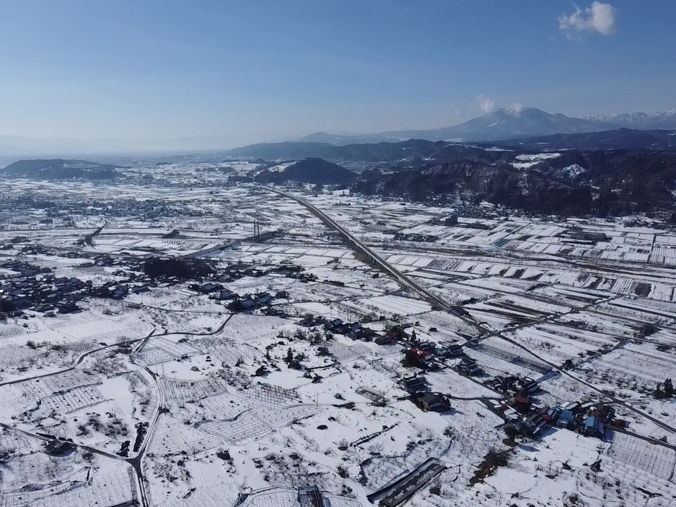 通往猴子公園的道路蜿蜒穿過山坡果園，沿途盡享令人驚嘆的景色。