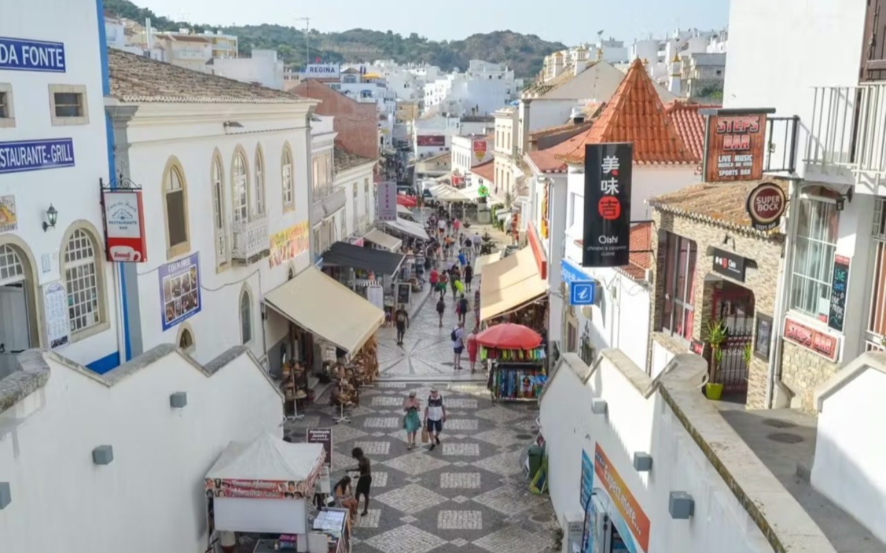 Albufeira walking tour with food and drink tasting 