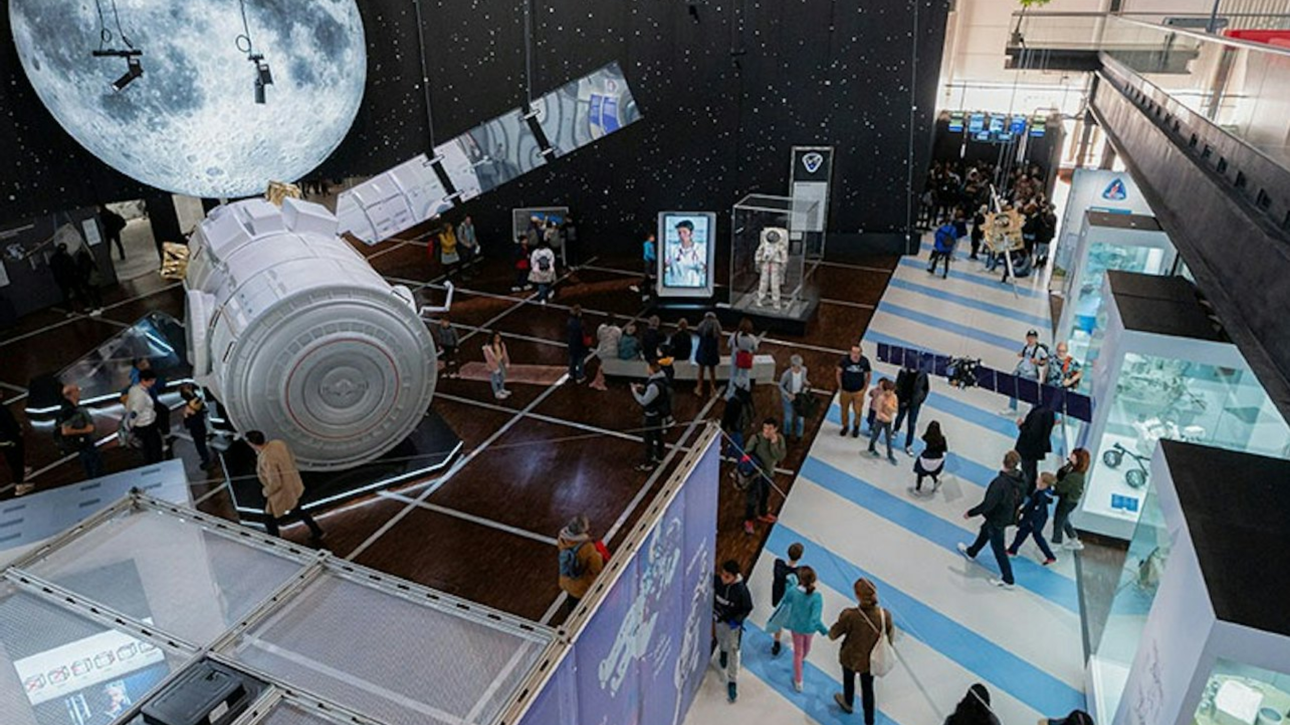 探索一個充滿科學奇蹟的世界，包括天文館、阿戈諾特號潛艇等