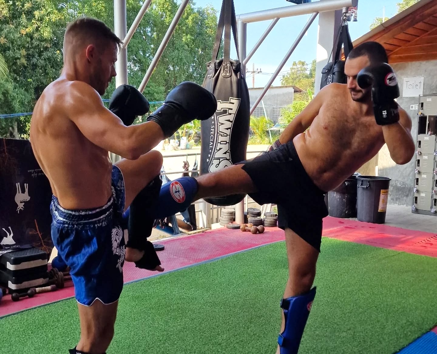 纏抱技術千變萬化，因此許多人稱之為「八肢藝術」，它巧妙地結合了手肘、拳頭、膝蓋和小腿的運用。