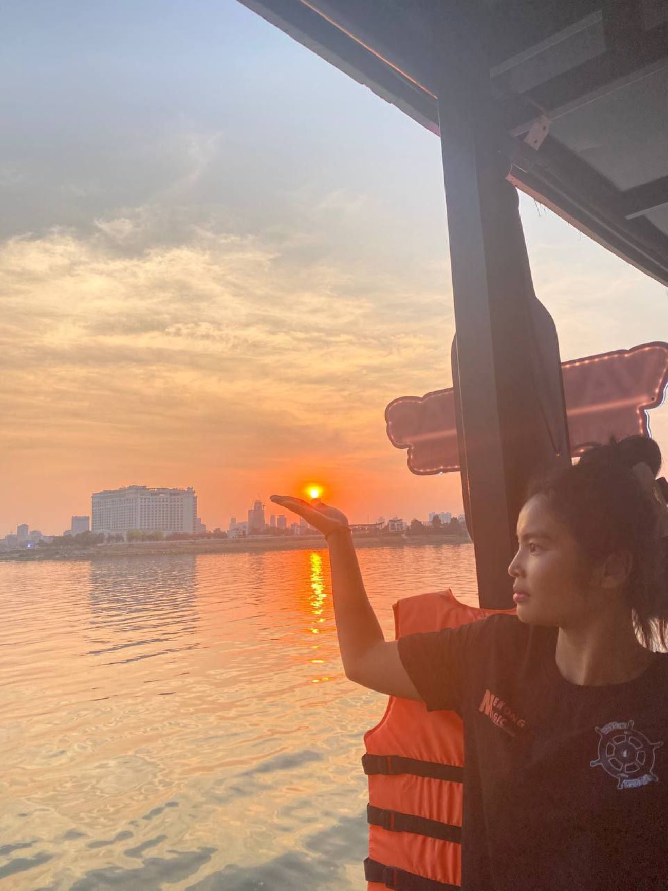 Phnom Penh Sunset Cruise tour: Freeflow Beers & BBQ buffet