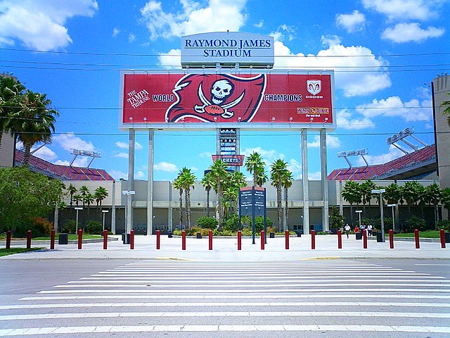 坦帕灣海盜隊（Tampa Bay Buccaneers）在雷蒙德·詹姆斯體育場（Raymond James Stadium）的橄欖球比賽