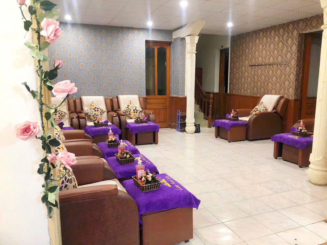 After a full day exploring misty mountains and hidden villages, nothing soothes the body and mind better than soaking in the warm, aromatic water infused with precious herbs from the Red Dao people.