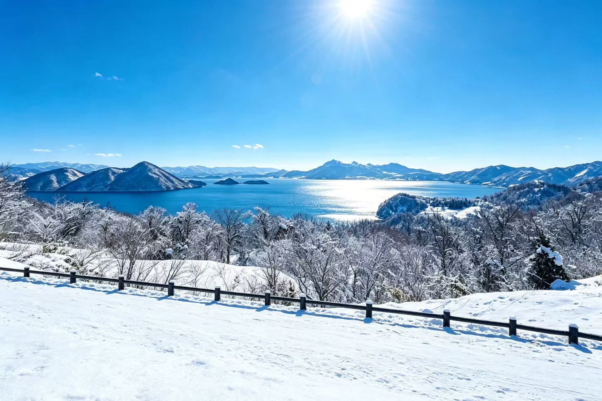 冬日的洞爺湖如同靜止的水晶湖泊，在白雪映襯下美得動人心魄。