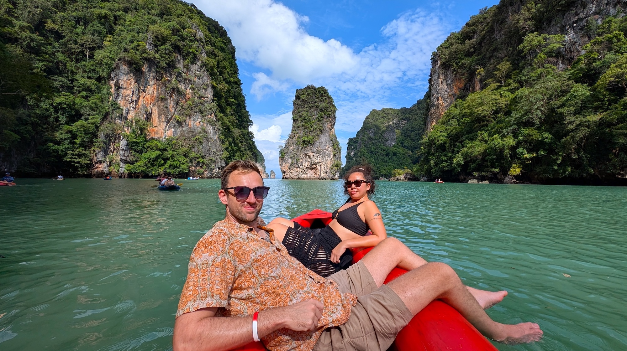 划著獨木舟,在美麗的宏島周圍划槳,驚歎於壯麗的景色。 划著獨木舟,在美麗的宏島周圍划槳,驚歎於壯麗的景色。