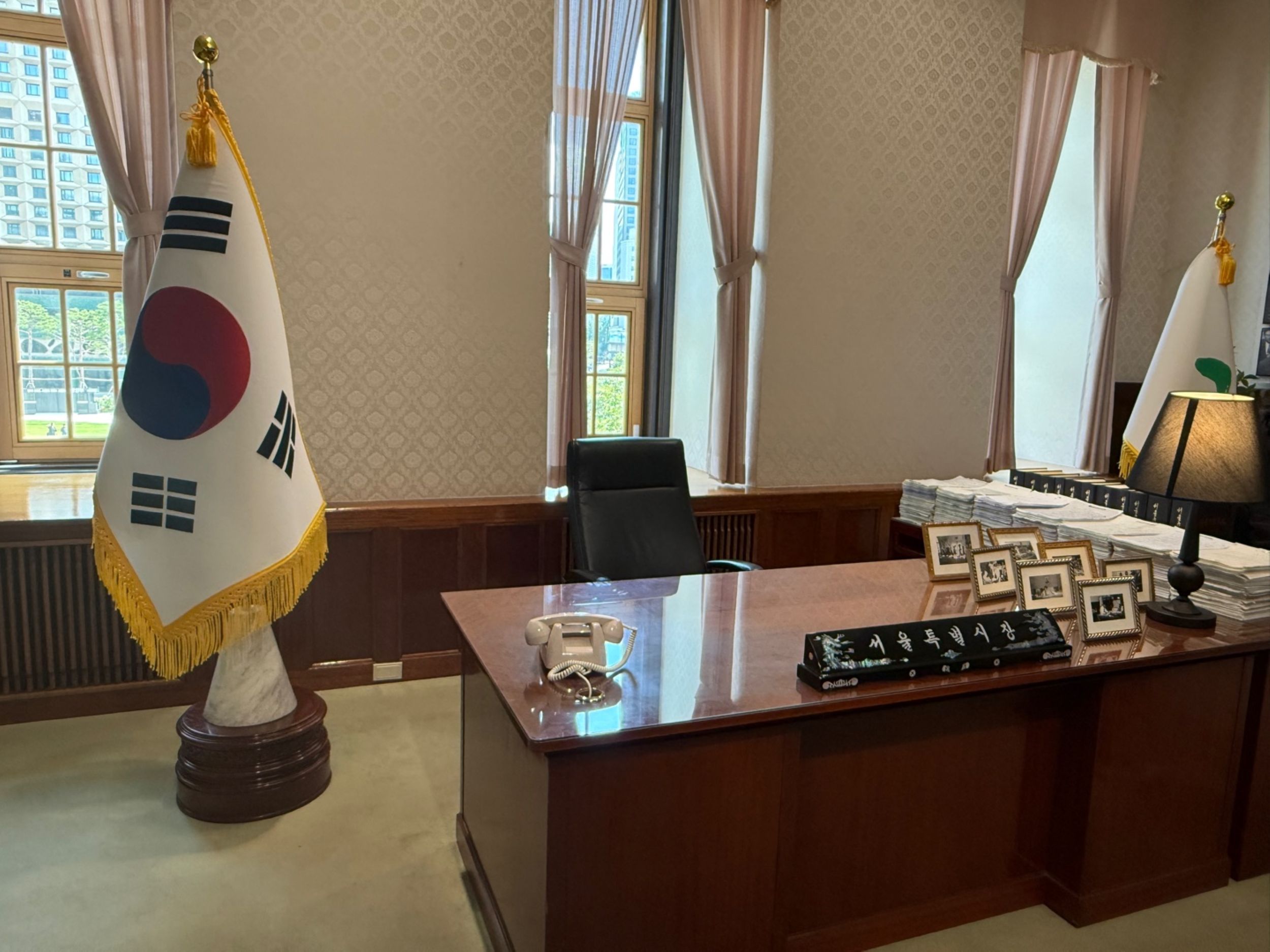 Former Mayor's Office, Planning and Situation Room (3F)
Restored to early 20th-century style, visitors can sit at the mayor’s desk. The Planning Room displays documents on 20 major Seoul events and their handling.