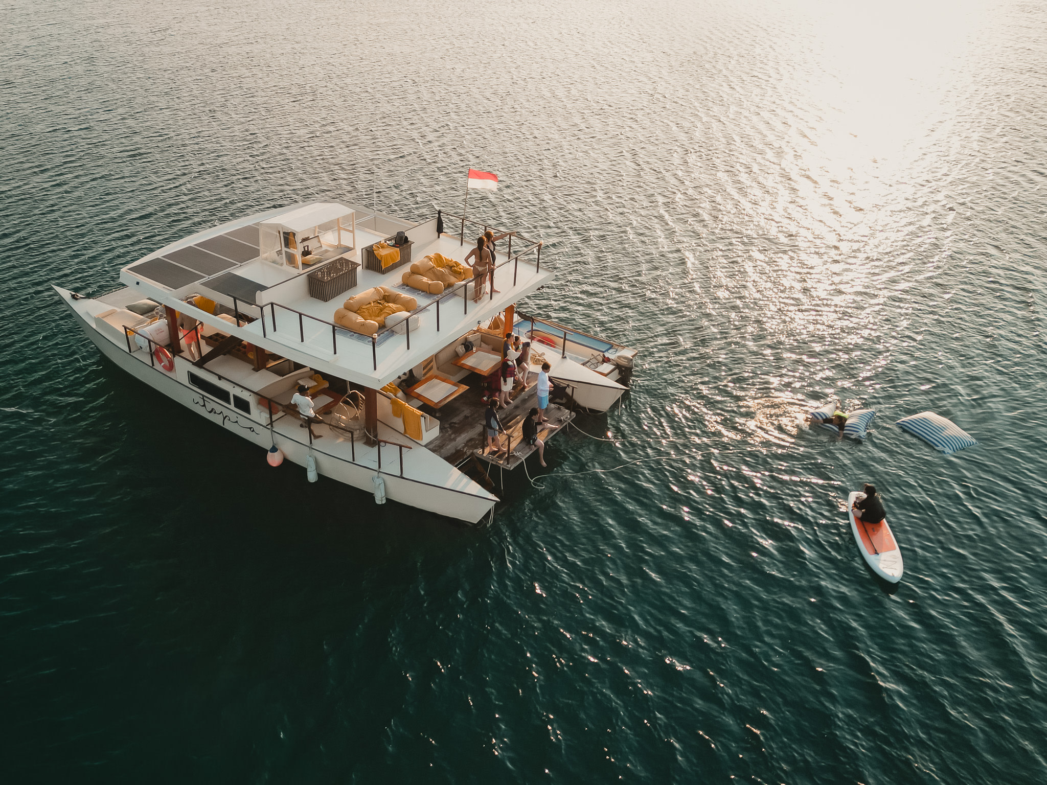 Snorkeling & Floating Beach Club, Gili Islands - Utopia Catamaran