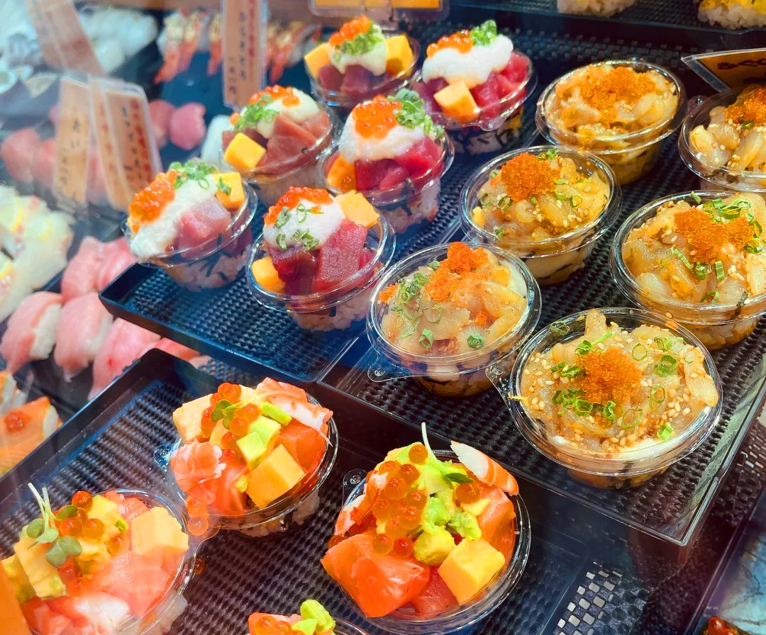 唐戶市場最有意思的是週末的“壽司攤”,市場裡會變成像小型美食集市,各種壽司、海鮮可以直接買來吃,選擇很多。 唐戶市場最有意思的是週末的“壽司攤”,市場裡會變成像小型美食集市,各種壽司、海鮮可以直接買來吃,選擇很多。