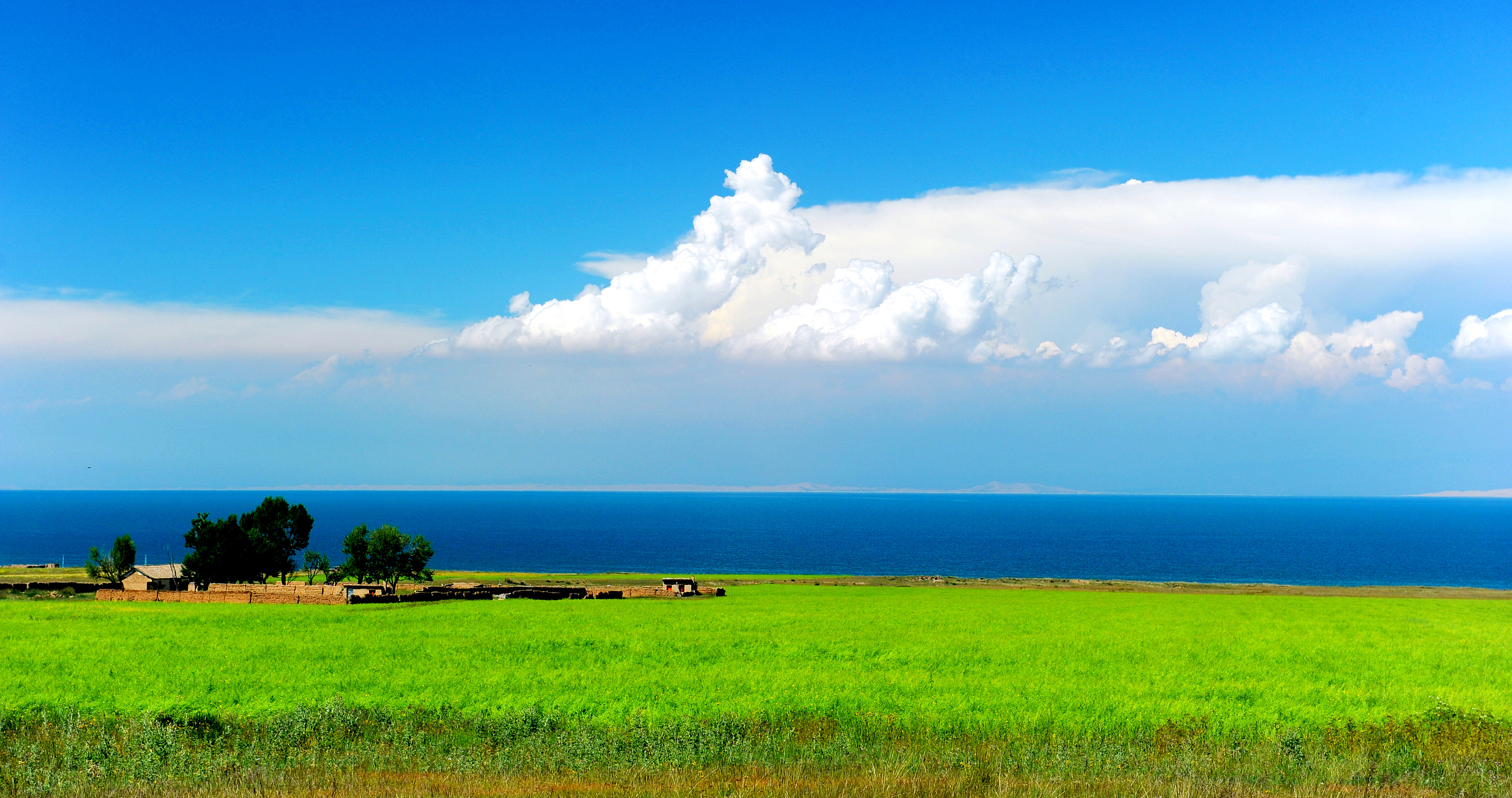 湖泊地域面積遼闊，環湖一圈約360公里，湖水浩瀚無邊又蔚藍空靈。