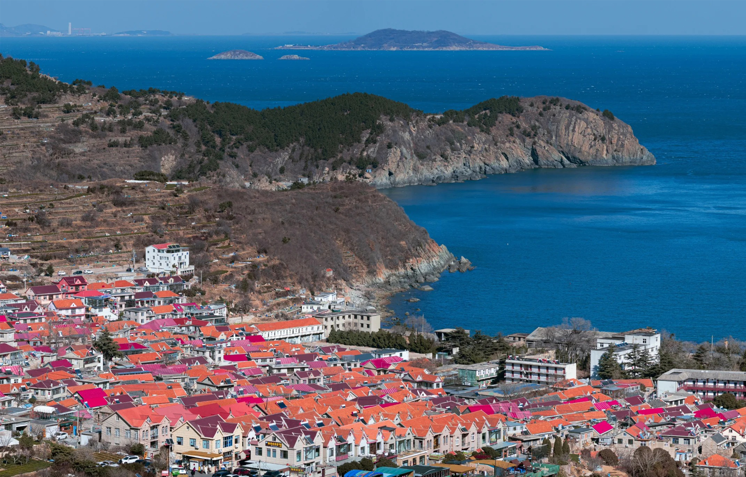 嶗山歷史悠久，距離市區距離遠近適中，小路眾多，因此在官方開闢的旅遊景區外，民間登山活動也很活躍。每到週末就會有大量的戶外運動愛好者來到嶗山進行登山、野營等活動