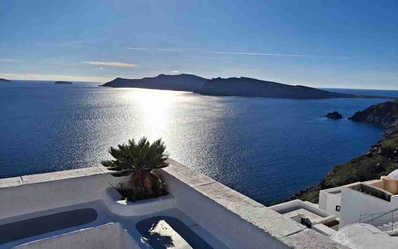 聖托里尼的絕美風光盡收眼底，您的完美伊亞計程車之旅即將啟程！