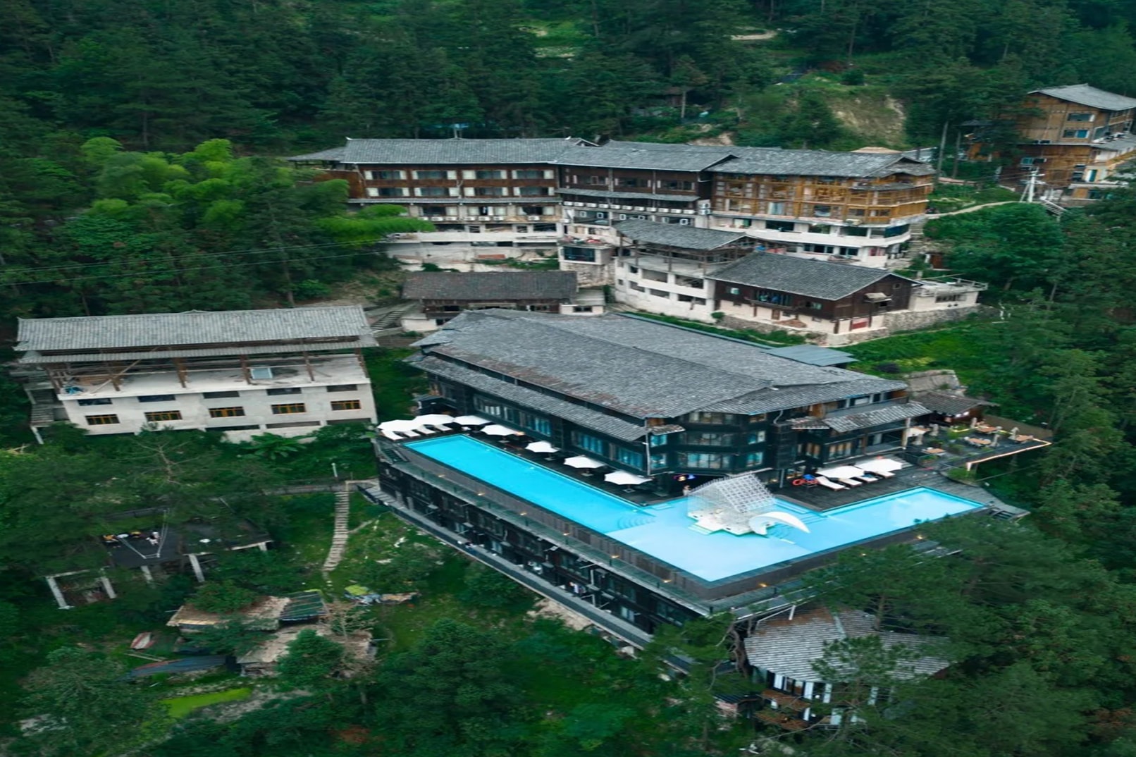 【易遊網獨家】貴州夢裡黔南高奢5日遊（觀山湖珍珀+三春裡·孟+荔波大小七孔+黃果樹瀑布+千戶苗寨非遺蠟染+尋味青巖古鎮）