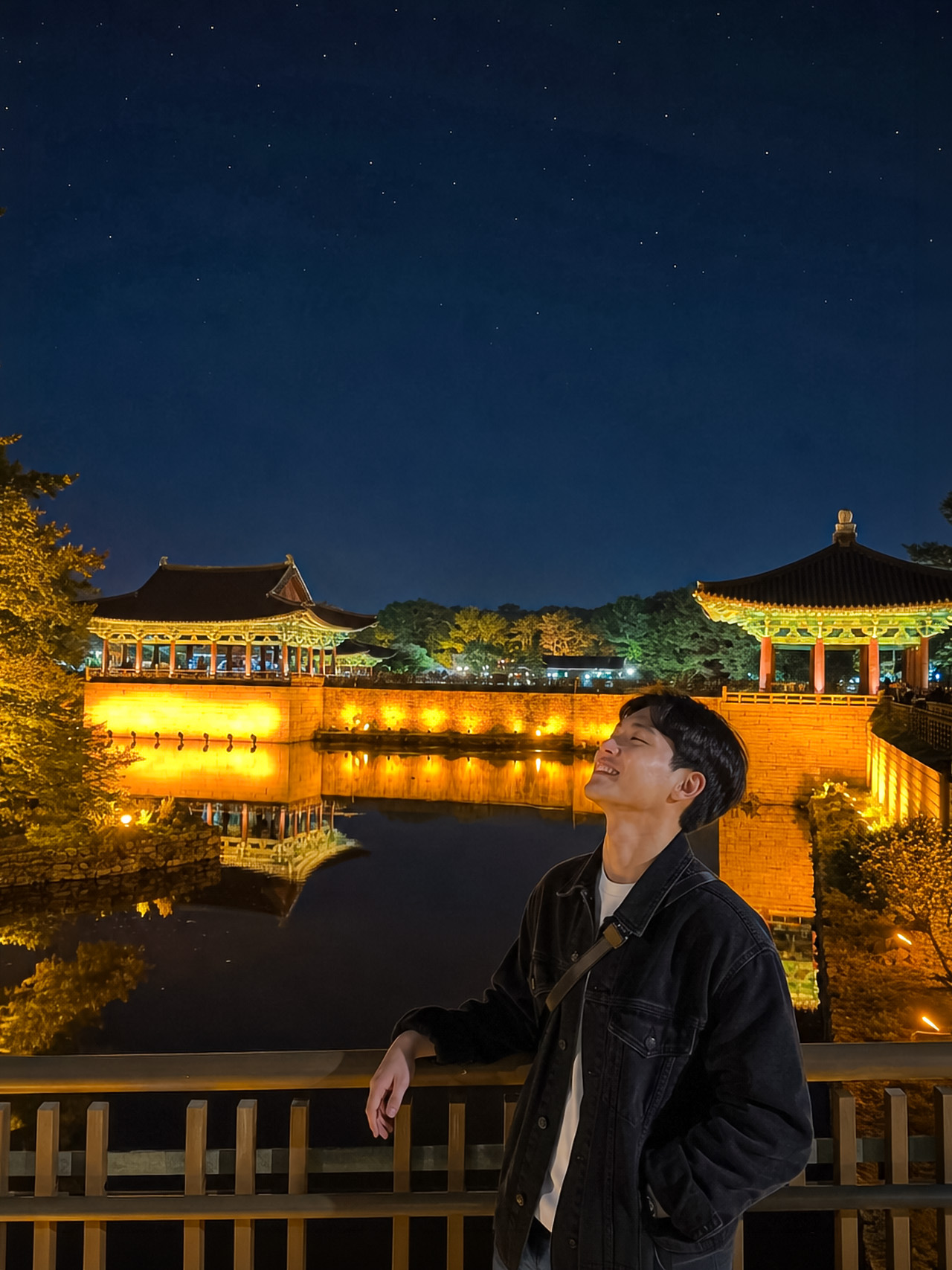 此處以其美麗的夜間燈光和寧靜的水面倒影而聞名。