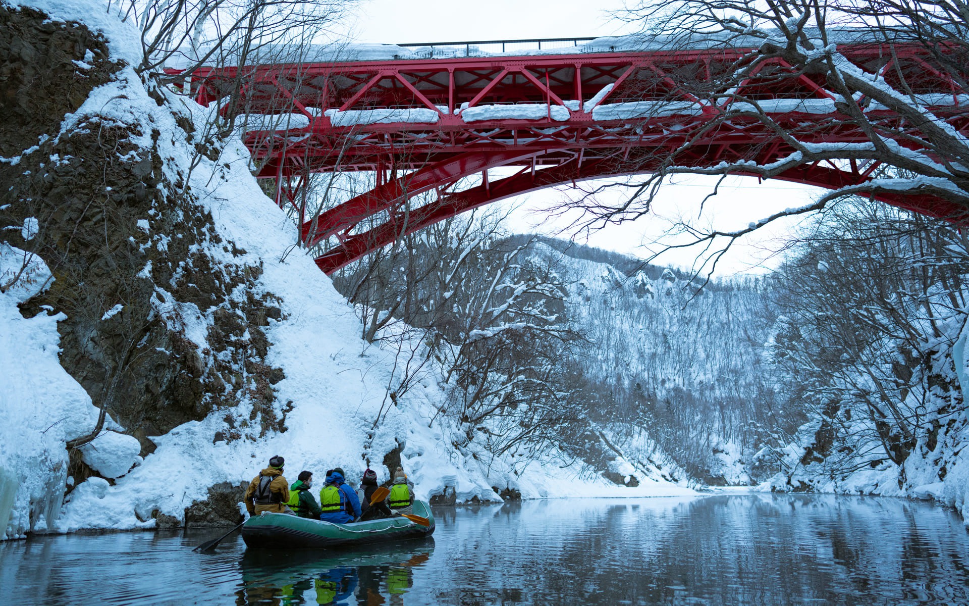 [Hokkaido, Sapporo, Jozankei] River rafting while viewing the snowy landscape in clear air ~Snow Viewing Rafting~ (with bonfire & roasted marshmallows)