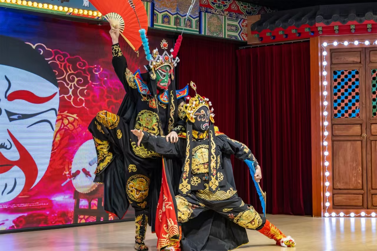 舞臺上，演員裝扮精緻，服飾色彩豔麗、紋飾精美