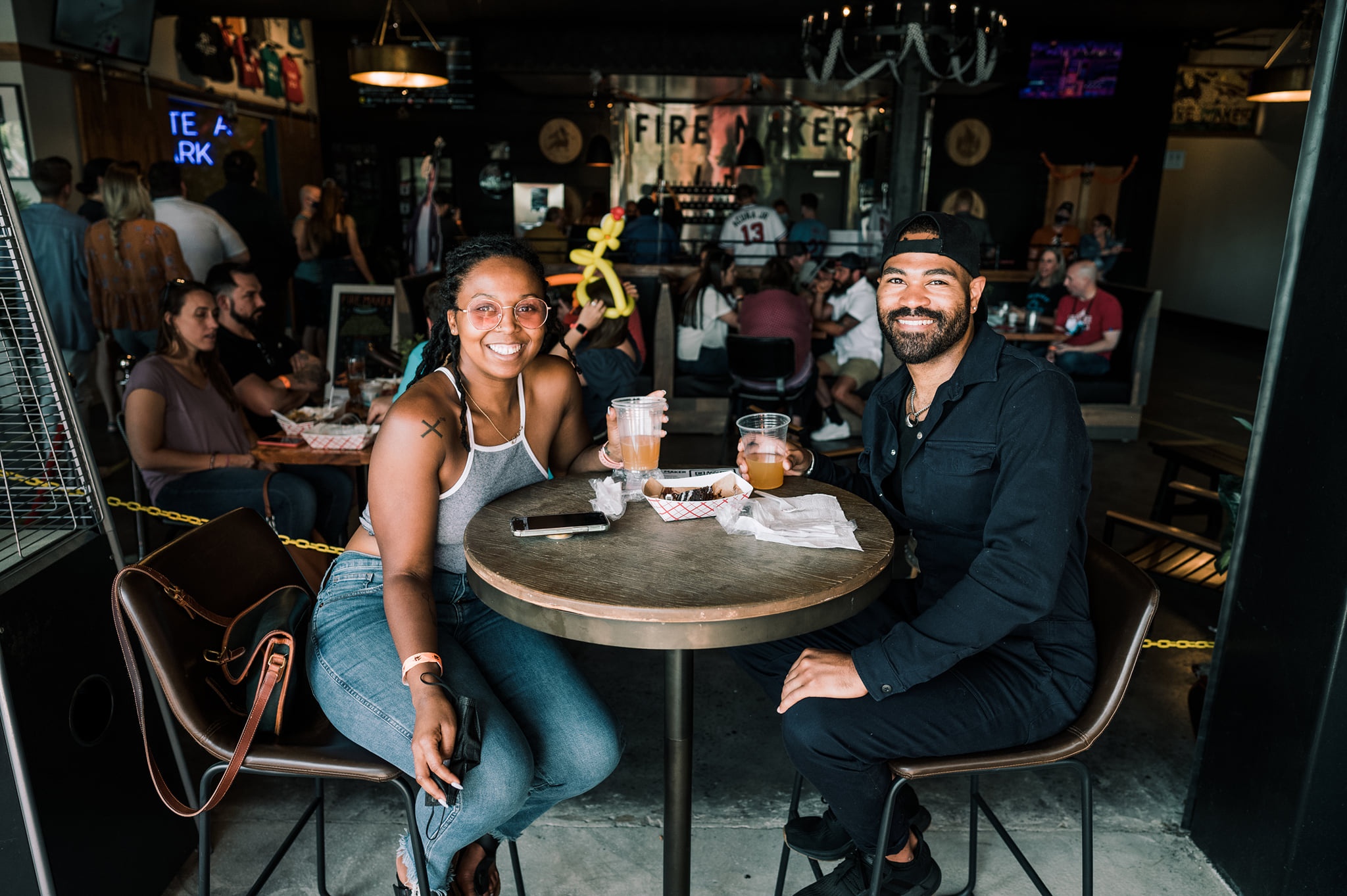 朋友們盡情享受這一刻，在歡笑和愉快的交談中享受啤酒品嚐時光