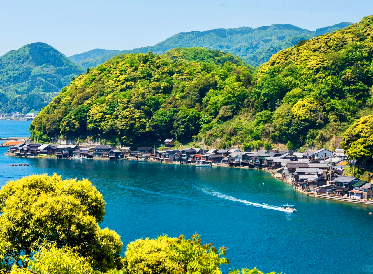 You can experience a cruise at your own expense in Ine Bay, which takes about 25 minutes