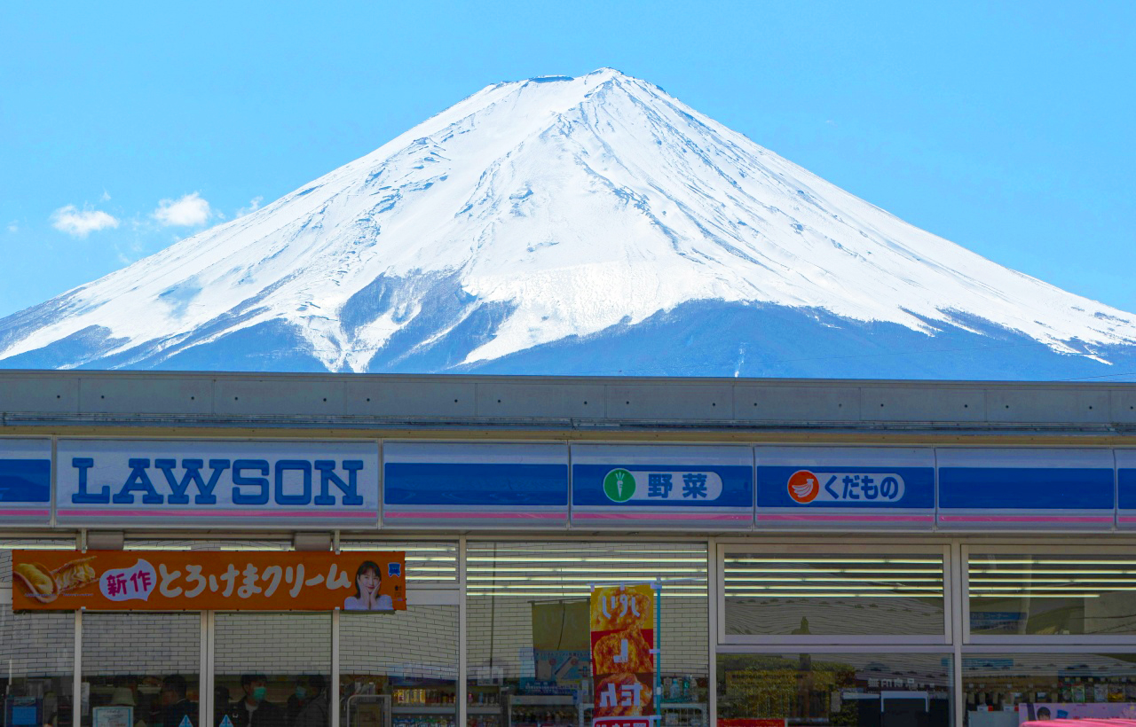 河口湖羅森便利店位於富士山腳下，是 近年來社交媒體爆紅的拍照景點。這裡的便利店外觀與 雄偉的富士山 同框，形成極具日本特色的經典畫面，成為遊客必打卡的網紅角度。