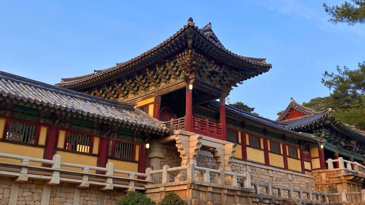 石雕的完美。站在這些古老的寶塔前，感受其神秘的能量，它們以令人驚嘆的精準度打造而成。