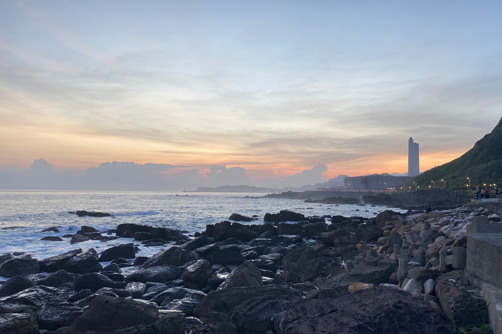 基隆最長天然海岸線。沿著步道，可零距離欣賞海天一色、遠眺基隆嶼。這裡是欣賞夢幻海上日出、休憩與打卡的絕佳勝地。