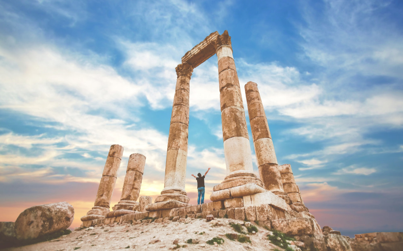 陽光灑落的遺跡，映照著這座充滿文化、信仰與日常點滴的城市。