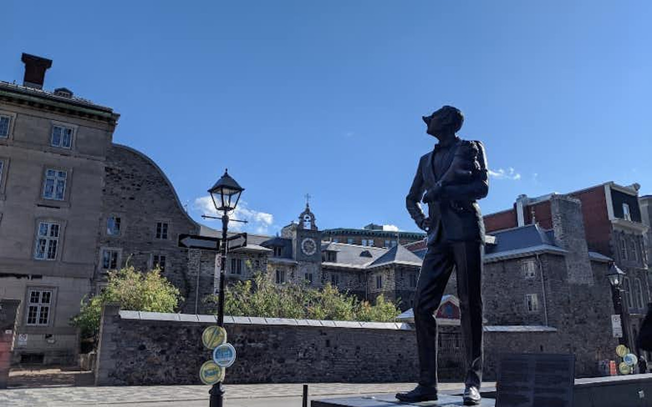 沿著風景如畫的步行路線，欣賞古怪的公共藝術，例如著名的「兩個勢利小人」雕像。