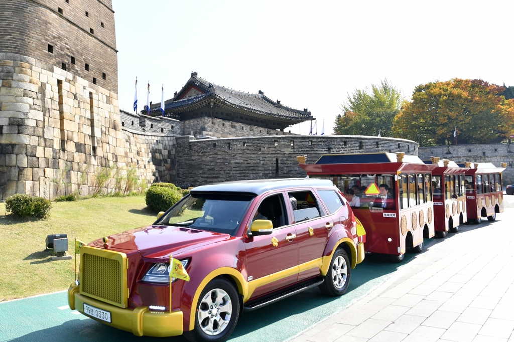 A tourist train designed after King Jeongjo’s royal procession, offering a comfortable tour of Suwon Hwaseong.