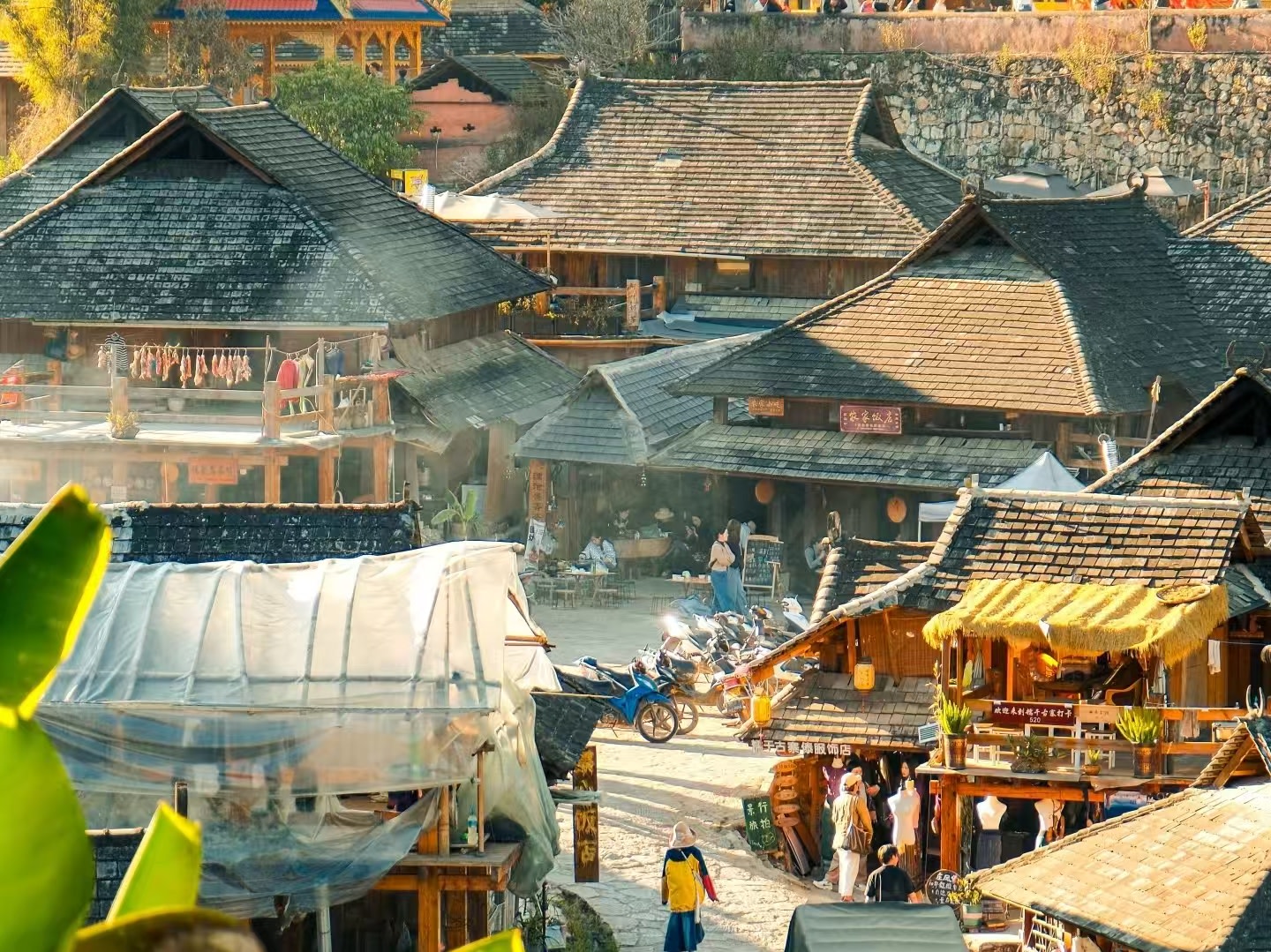 學幾句傣族本地的語言，瞭解傣族生活習俗，體驗傣味文化，也是西雙版納集中展示傣族歷史、文化、宗教、建築、生活習俗、服飾、飲食、手工藝生產生活為一體的民俗生態景區