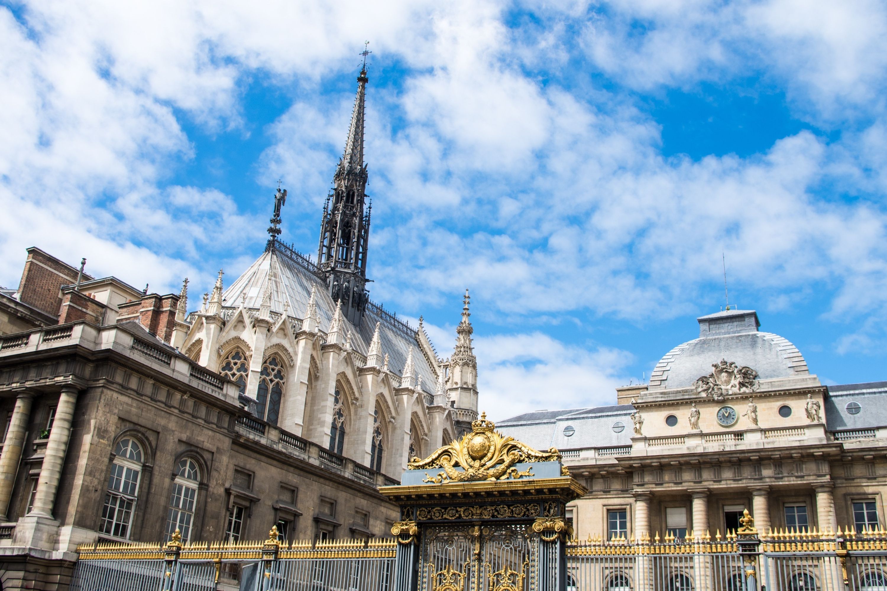 Notre Dame Island Tour with Entry to Sainte-Chapelle in Paris