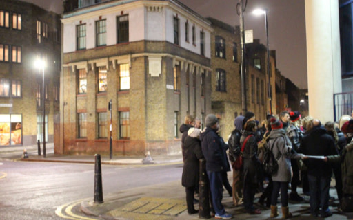 在歷史悠久的斯皮塔菲爾德，於陰暗角落聆聽令人不寒而慄的故事