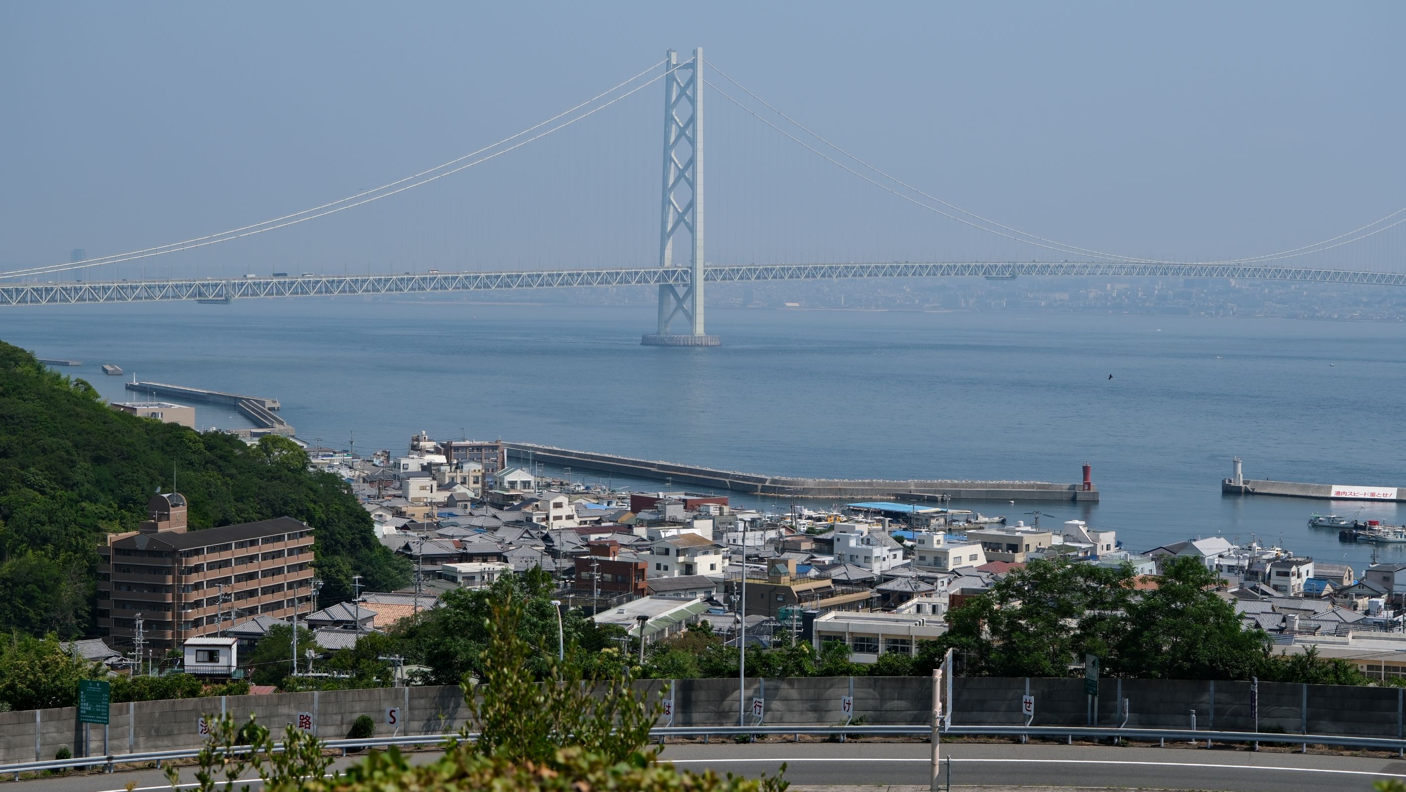The first stop on Awaji Island is a highway rest stop where you can grab a cup of coffee and take a photo facing the Akashi Kaikyo Bridge, a sanctuary for lovers.