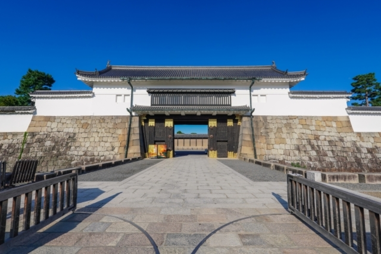 穿過主要的大手門,這裡曾是幕府將軍和天皇進入的地方 穿過主要的大手門,這裡曾是幕府將軍和天皇進入的地方