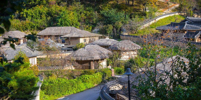 良洞民俗村為韓國保存最完整的傳統宗族村落之一，擁有超過 500 年歷史，並列入 UNESCO 世界文化遺產。