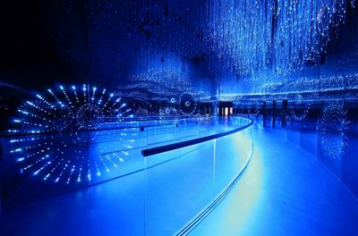 一處以藍色燈光為主的沉浸式空間，無數燈光如星河般懸掛、環繞，鏡面設計讓空間無限延伸，營造出夢幻的星空效果