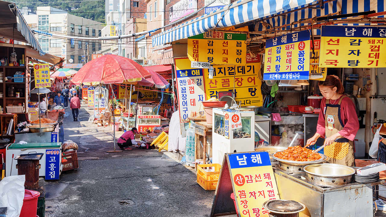 札嘎其海鮮市場：在韓國最大的海鮮市場——札嘎其，體驗真實的釜山。在這個熱鬧的港口，您可以看到充滿活力的“札嘎其大媽”，以及當天最新鮮的漁獲。

請注意：這是一個隱藏的下車點