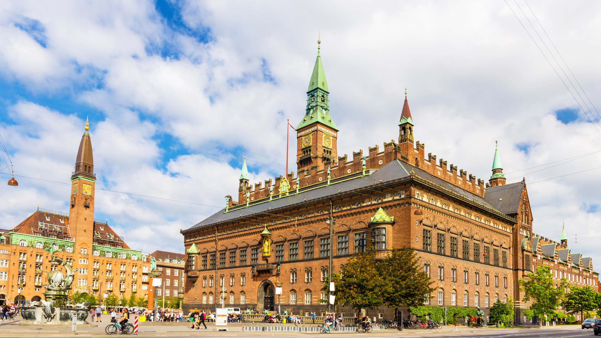 哥本哈根市政廳廣場是個充滿活力且歷史悠久的聚會場所，周圍環繞著地標性建築，總是熱鬧非凡，堪稱這座城市的文化中心。