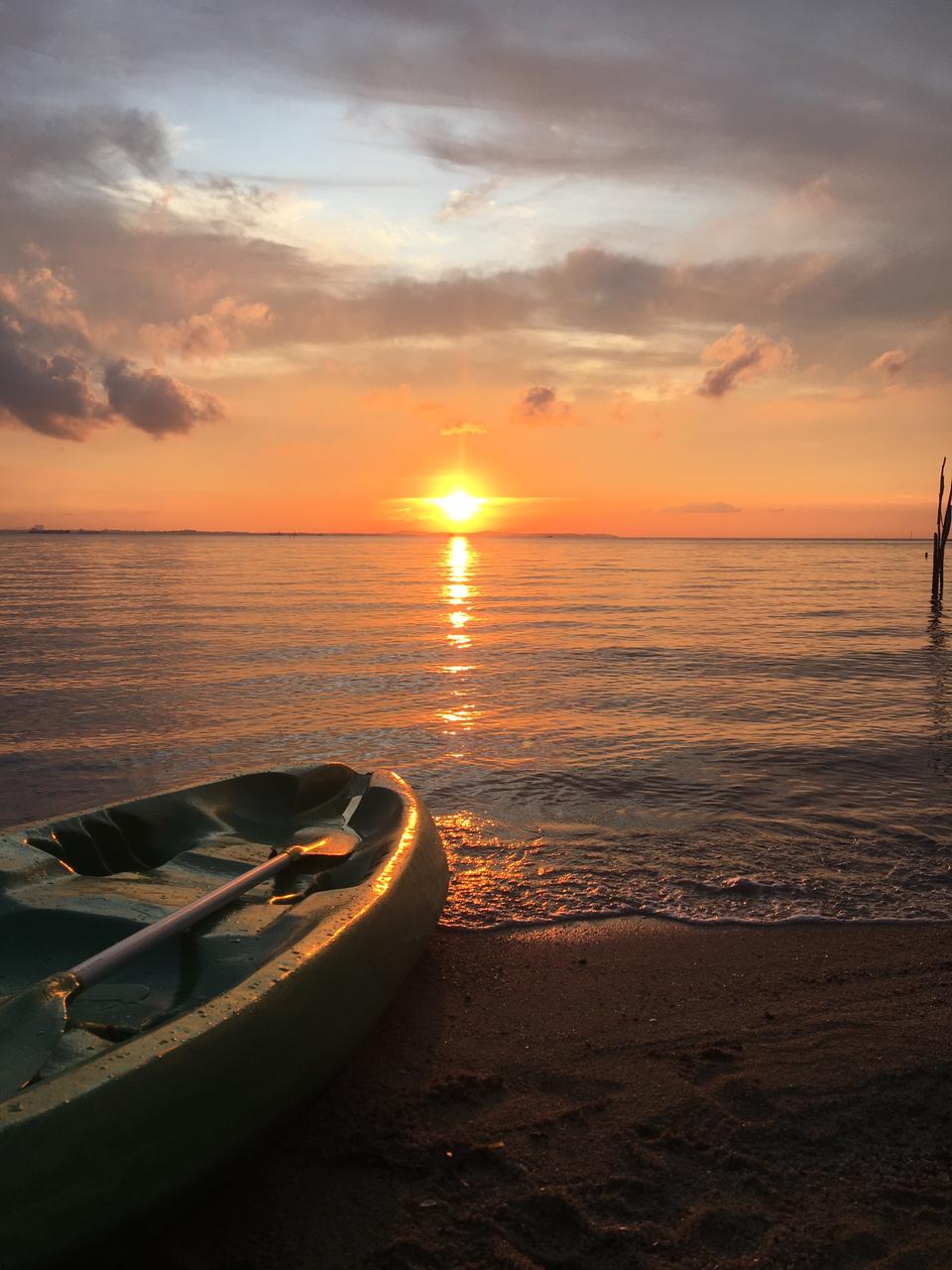 選擇合適的時間：查詢您所在地區或計劃前往的海灘的日落時間。日落通常在傍晚時分最為美麗，就在太陽消失在地平線之下之前。