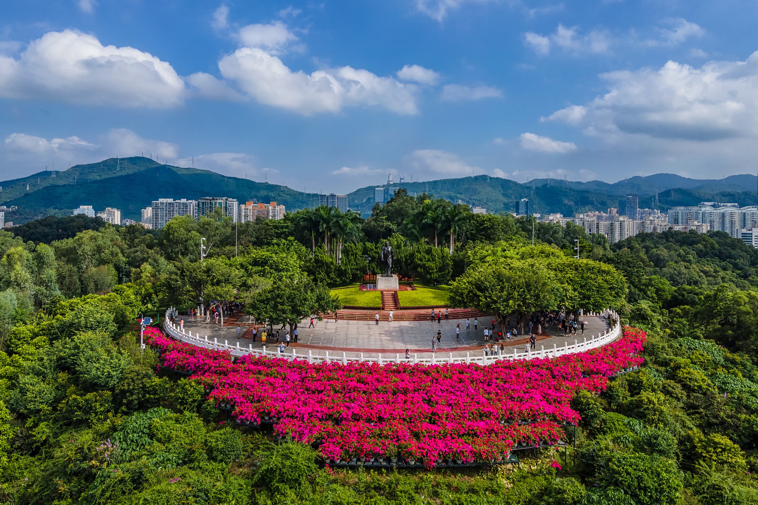 深圳蓮花山:市中心綠色地標,山頂俯瞰城市全景,瞻仰鄧小平銅像。 深圳蓮花山:市中心綠色地標,山頂俯瞰城市全景,瞻仰鄧小平銅像。