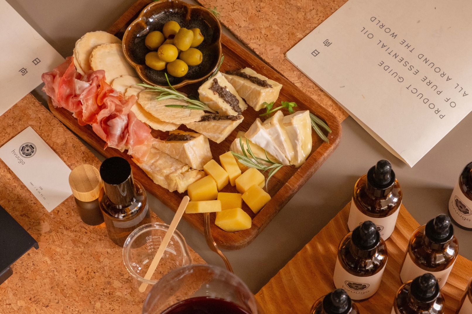 享用Lunì贈送的聖誕3起司拼盤。 享用Lunì贈送的聖誕3起司拼盤。