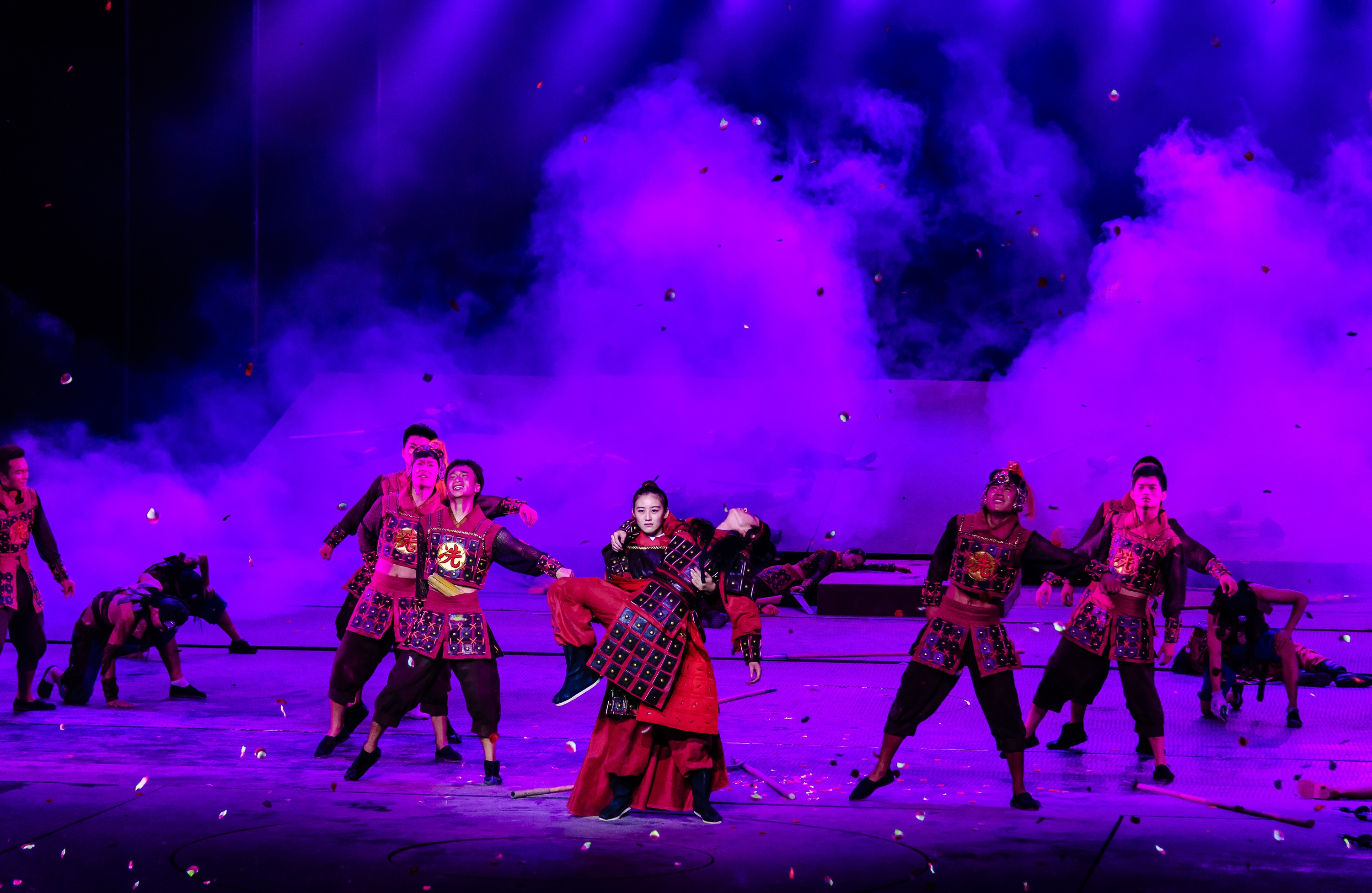 《冼夫人》講述了巾幗英雄冼夫人的傳奇故事,她平定百越,維護了國家的統一和民族團結,展現了她的英勇和智慧,讓觀眾感受到了那段波瀾壯闊的歷史 《冼夫人》講述了巾幗英雄冼夫人的傳奇故事,她平定百越,維護了國家的統一和民族團結,展現了她的英勇和智慧,讓觀眾感受到了那段波瀾壯闊的歷史