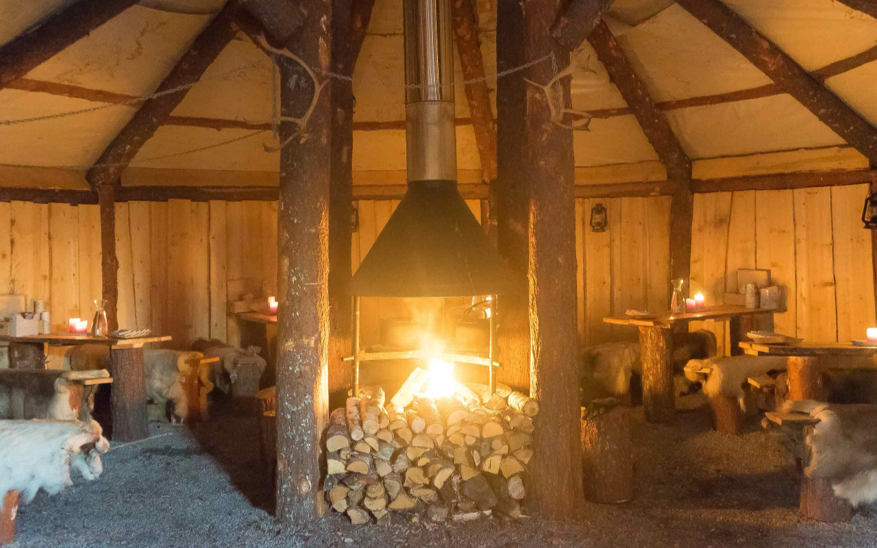 走進傳統小屋，感受爐火的溫暖，品嚐熱騰騰的馴鹿燉肉大餐。