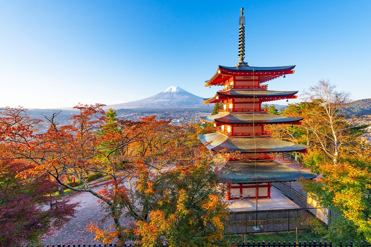 優美的新倉山淺間公園中,矗立着新倉富士淺間神社和神社的寶塔 優美的新倉山淺間公園中,矗立着新倉富士淺間神社和神社的寶塔