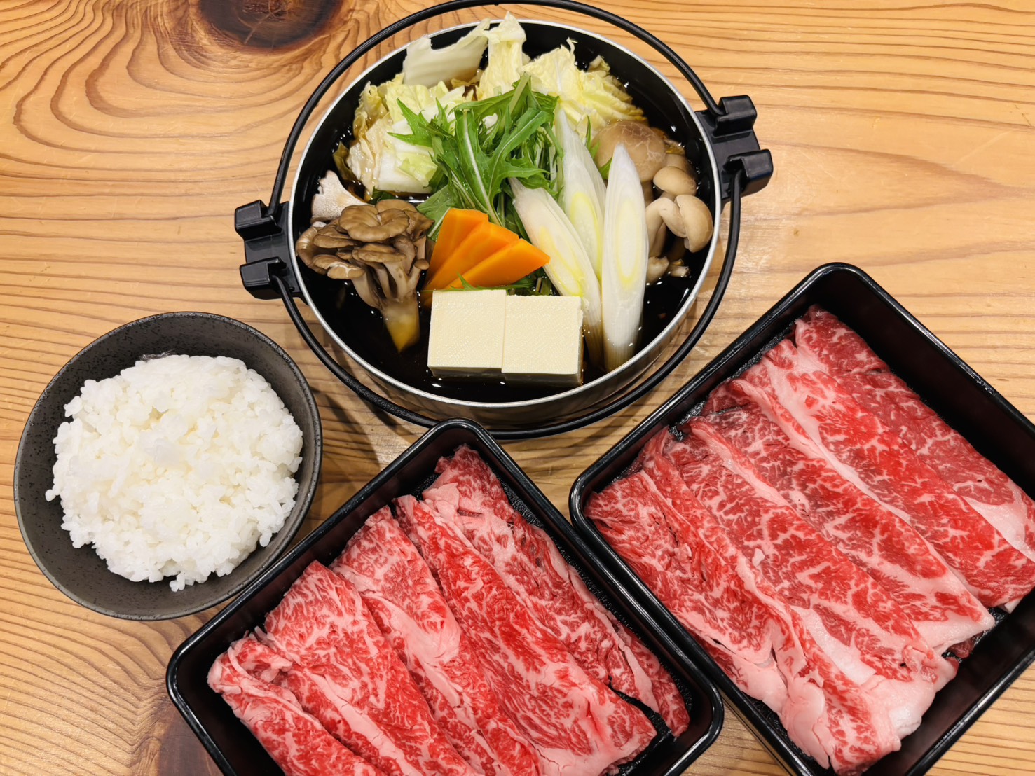 如大理石的神戶牛搭配新鮮蔬菜與豆腐,在鐵鍋中慢火熬煮,香氣四溢、入口即化,完美展現日本頂級和牛的極致美味。 如大理石的神戶牛搭配新鮮蔬菜與豆腐,在鐵鍋中慢火熬煮,香氣四溢、入口即化,完美展現日本頂級和牛的極致美味。