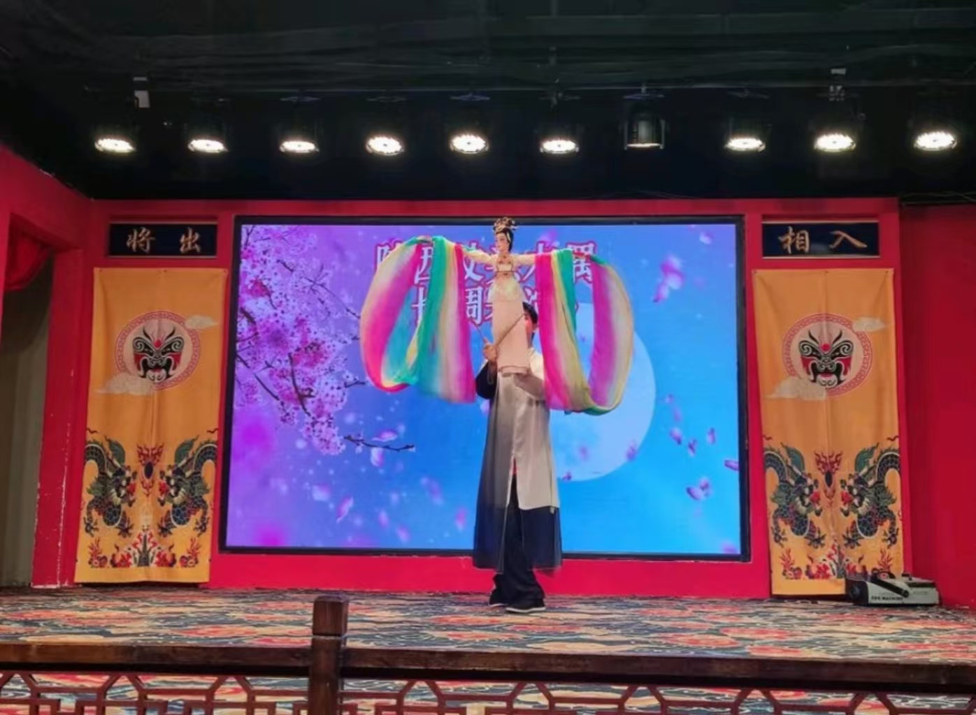 配合背景大屏的唯美畫面,生動演繹著傳統戲曲或故事片段,盡顯木偶藝術“以假作真、以小見大”的精妙 配合背景大屏的唯美畫面,生動演繹著傳統戲曲或故事片段,盡顯木偶藝術“以假作真、以小見大”的精妙