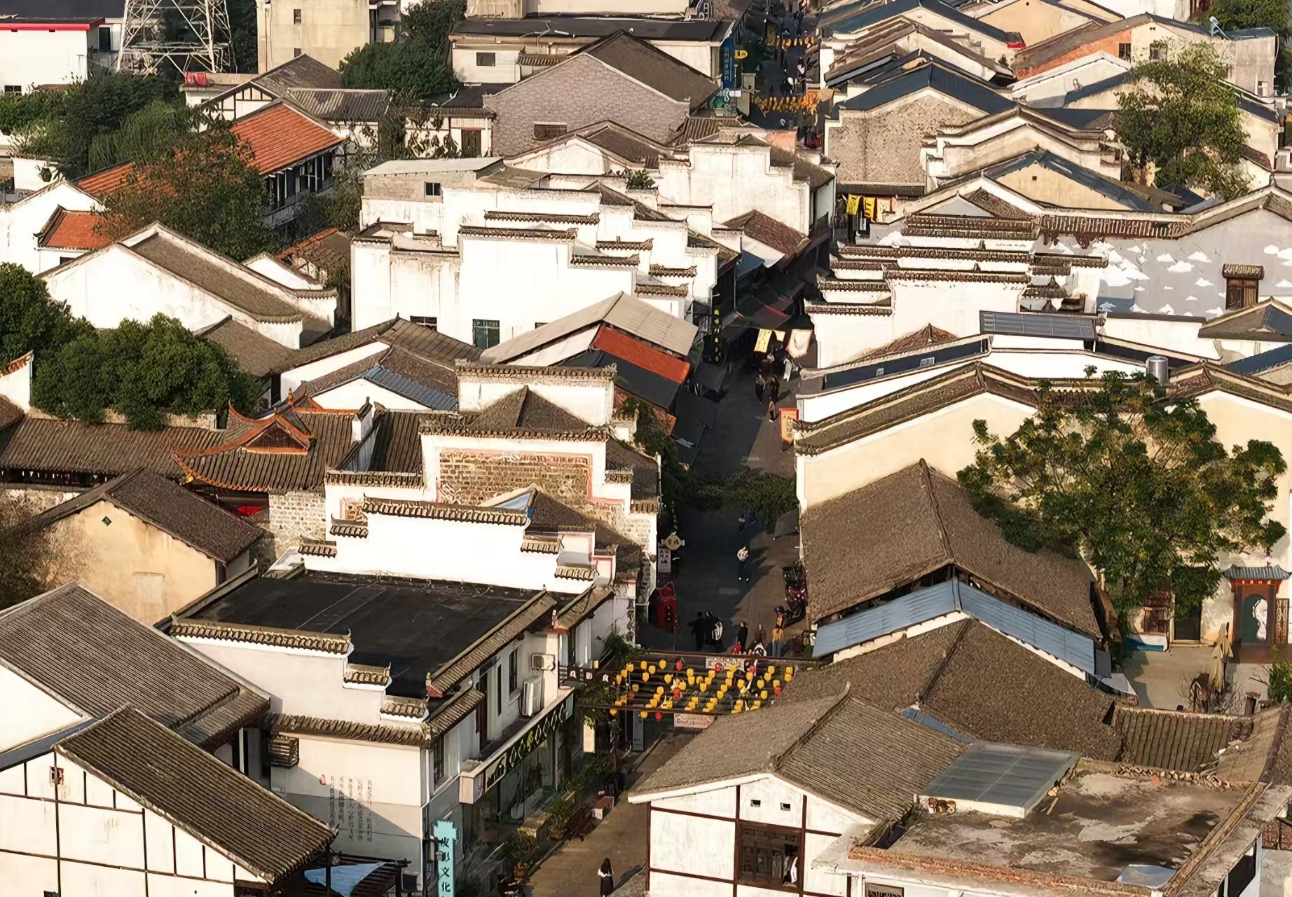 這裡不僅有青磚黛瓦的明清古建築，還有豐富的歷史文化和地道的湖湘小吃，非常適合放慢腳步，沉浸式體驗。