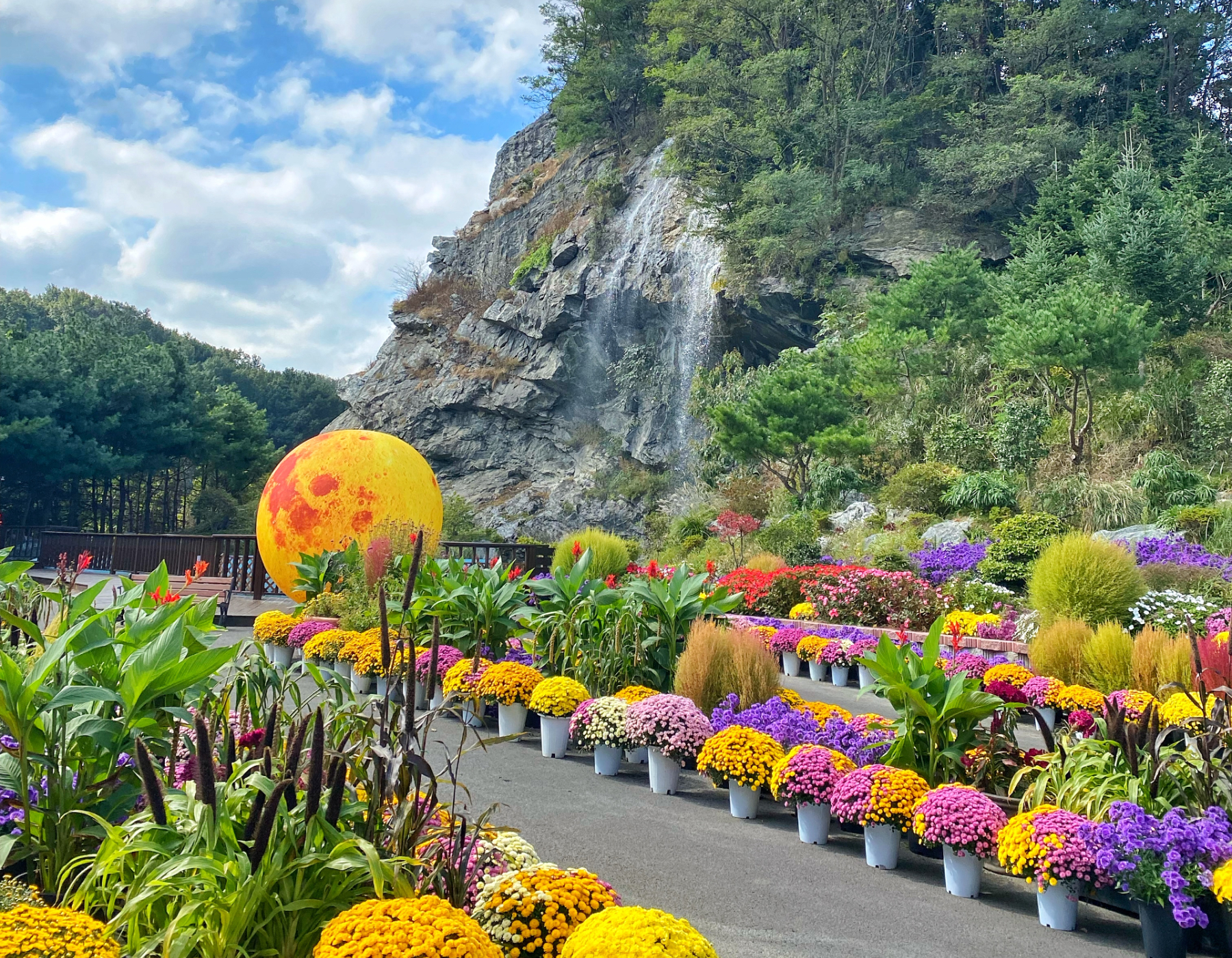 在「Pinnacle Land」探索神秘的景觀，宏偉的人造瀑布與巨大的月亮雕塑完美融合！漫步於充滿菊花芬芳的花園，聆聽潺潺的瀑布聲。別忘了在 Pinnacle Land 的特色拍照區留下美好回憶。