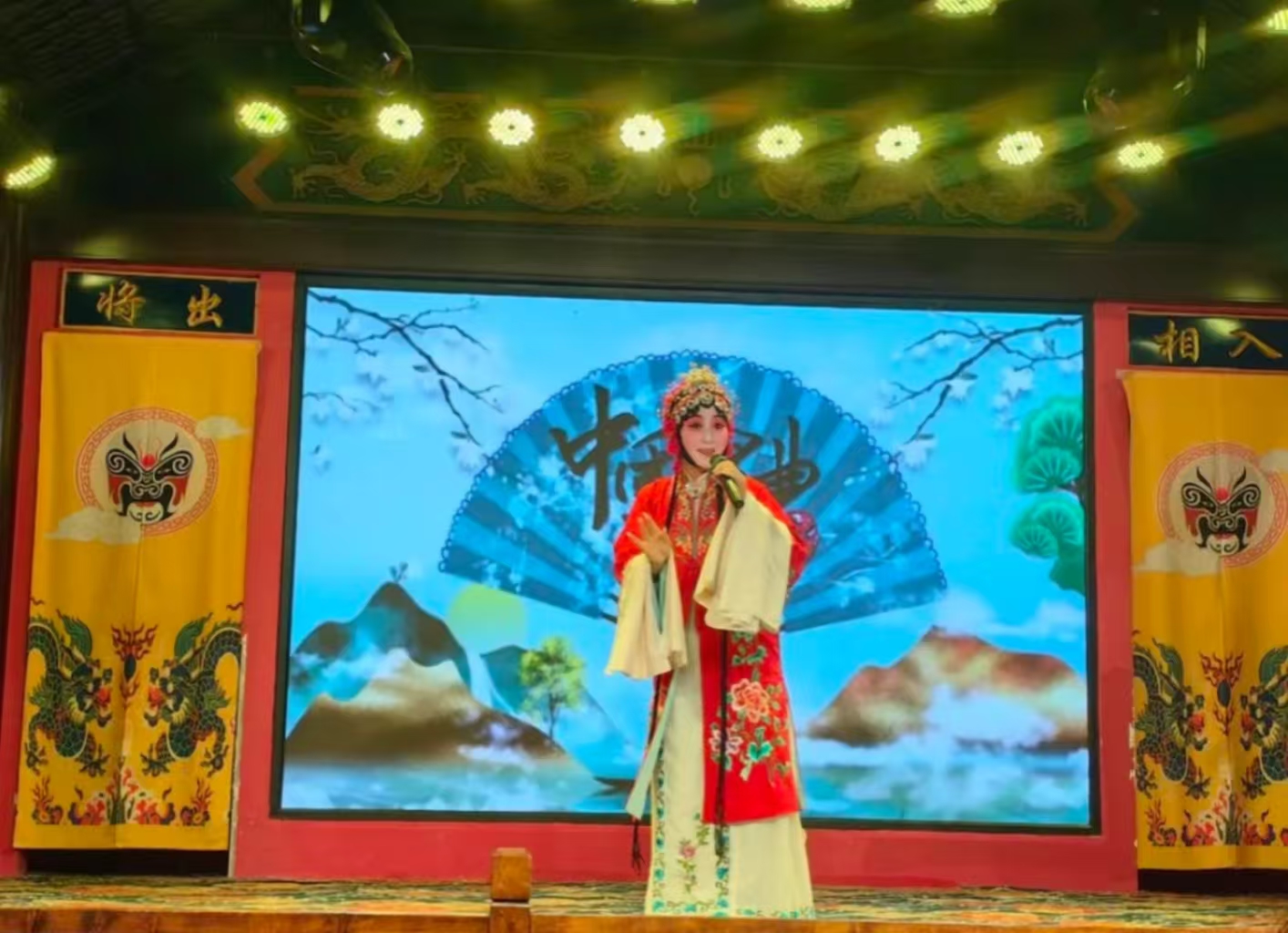 逛累了回民街的菸火,不妨走進這家古色古香的戲院茶館——晟夏戲院 逛累了回民街的菸火,不妨走進這家古色古香的戲院茶館——晟夏戲院